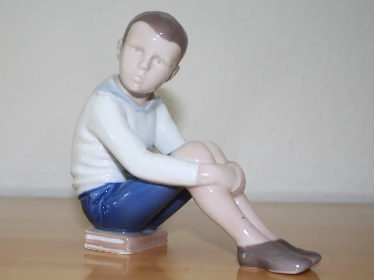 Billede 1 - Dreng, der sidder på bøger, figur fra B & G