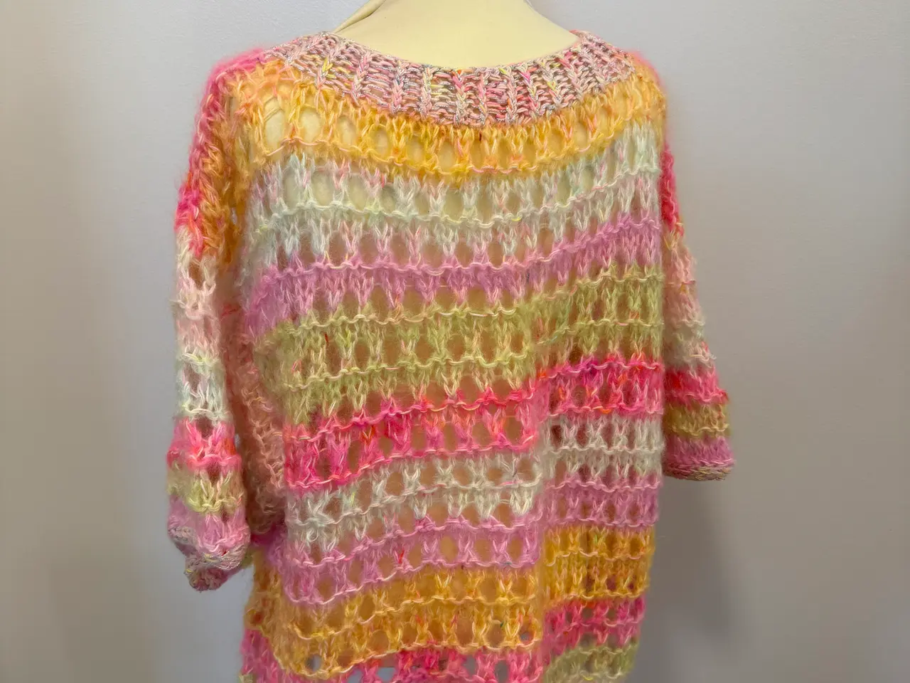 Billede 2 - Håndstrikket bluse fra KnitsByBendix