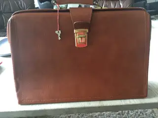 2 håndsyede tasker