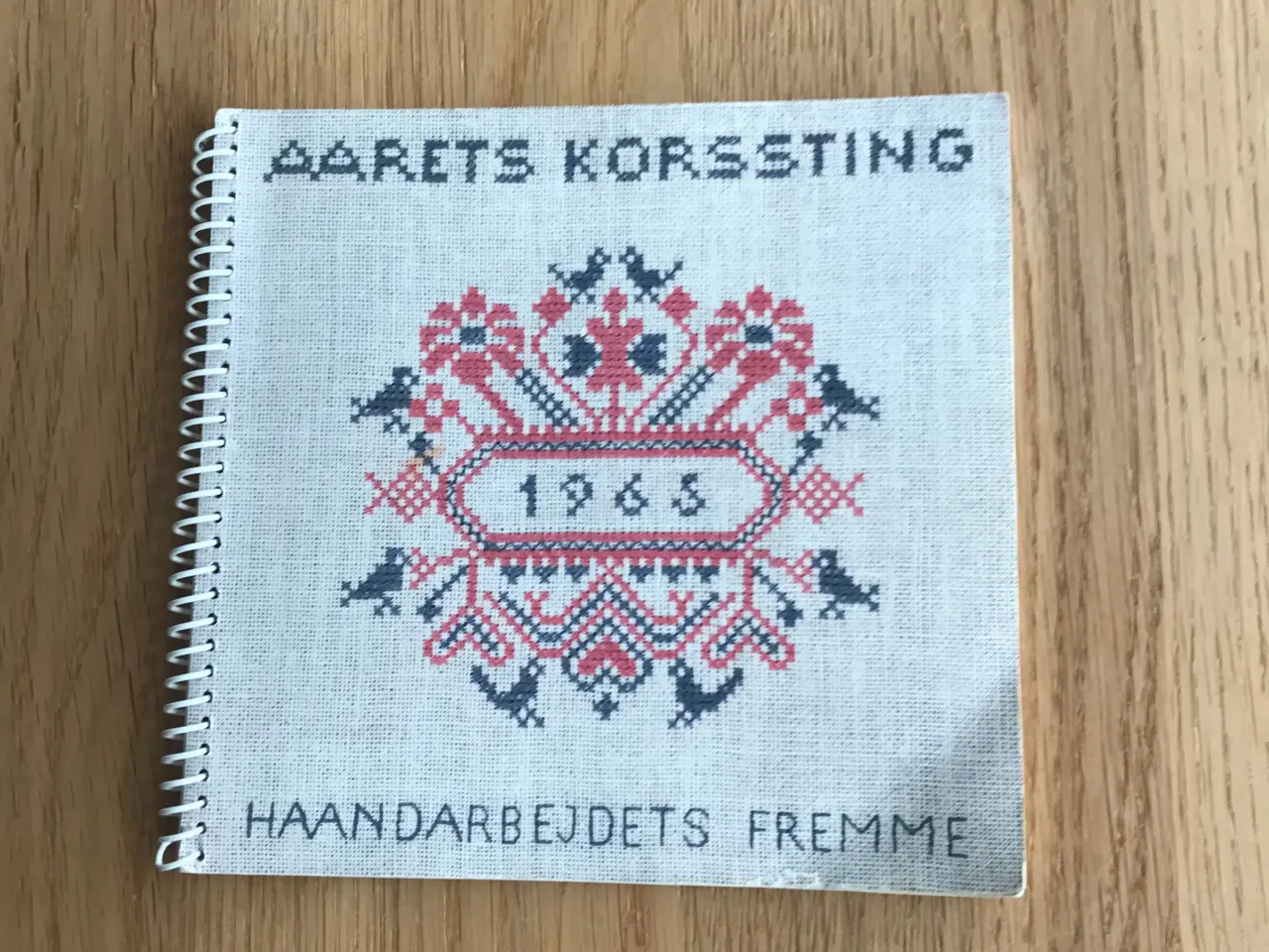 Billede 1 - Aarets Korssting 1965 - Haandarbejdets Fremme