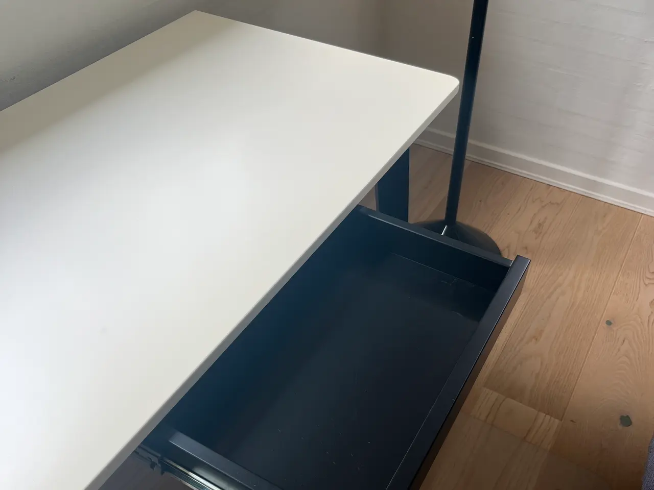Billede 3 - Skrivebord med skuffe 