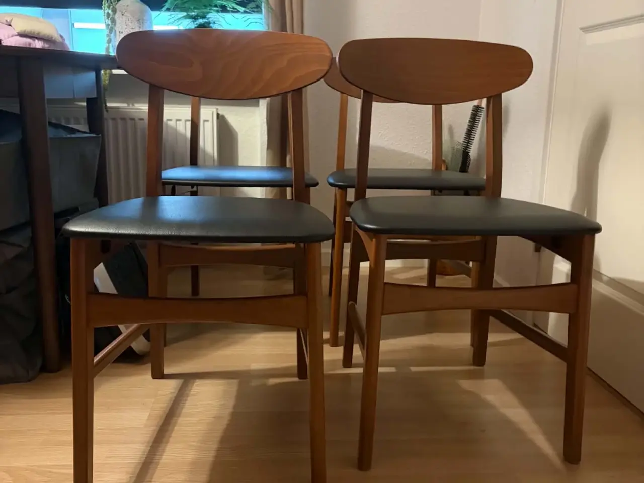 Billede 6 - Pænt spisebord "med stole" læs tekst