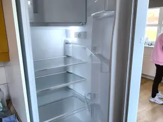 Køleskab med fryseboks