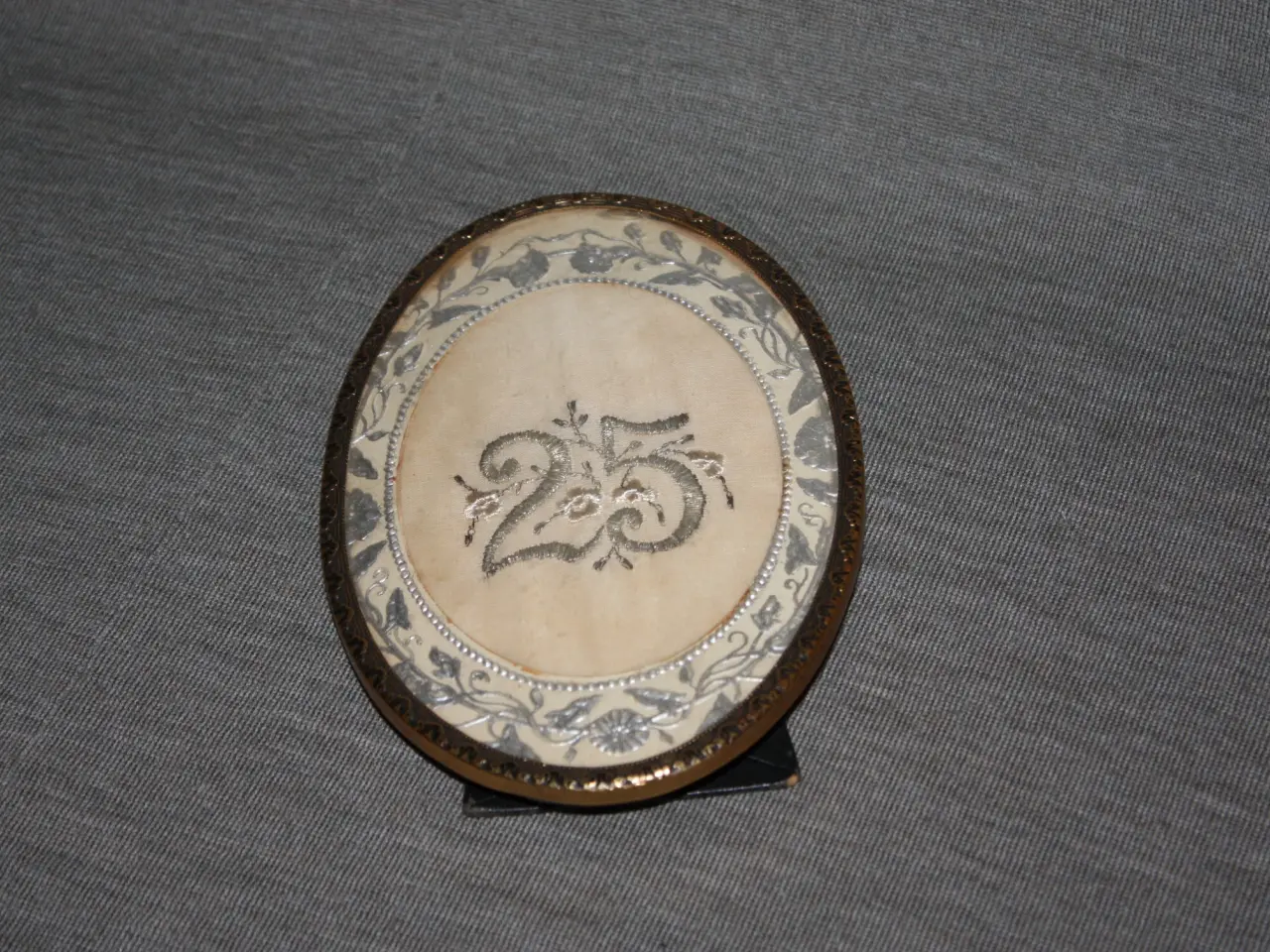 Billede 2 - Gammel broderi 25 sølvbryllup i metal ramme 17 cm 