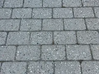 Fliserbelægning til indkørsel og have