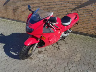 Suzuki RF600R lav km.