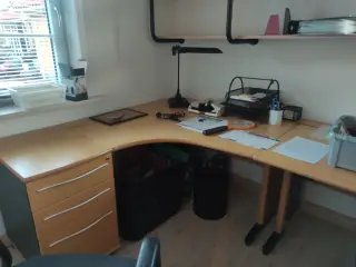 Skrivebord med reol