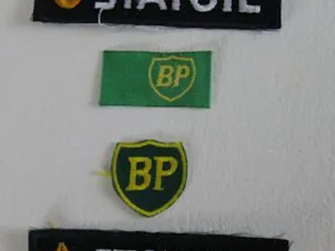 Billede 1 - BP/Statoil Kasket mærker + Shell Oliefyr