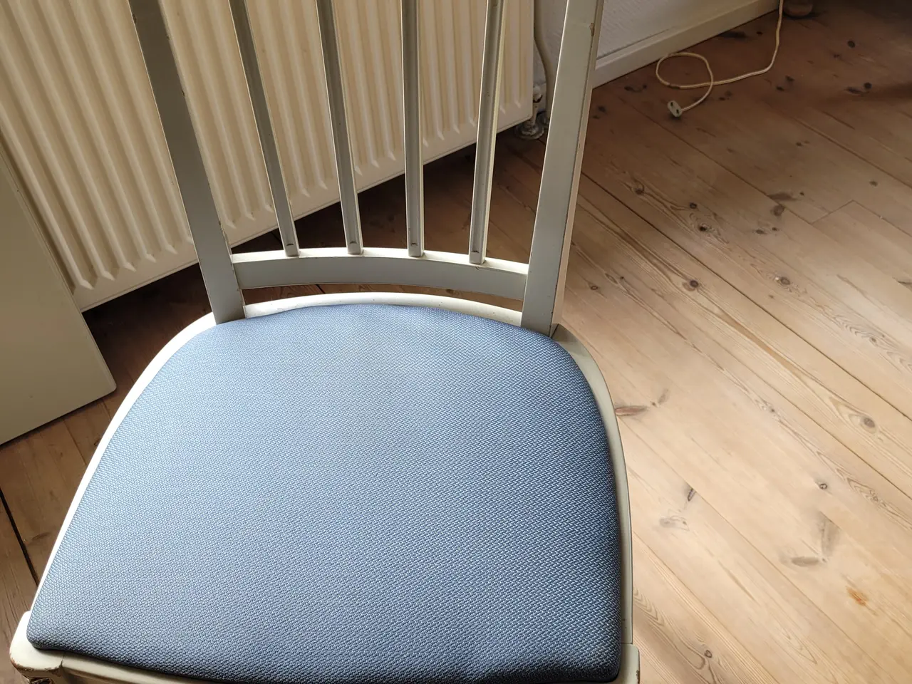 Billede 2 - Flot spisebord med 4 stole