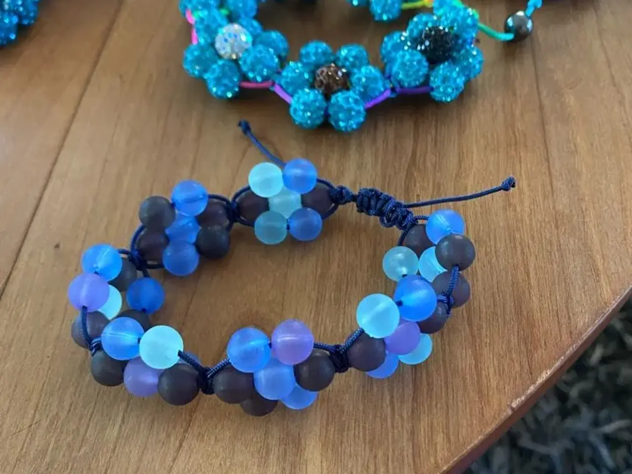 Billede 3 - Nye knyttede armbånd