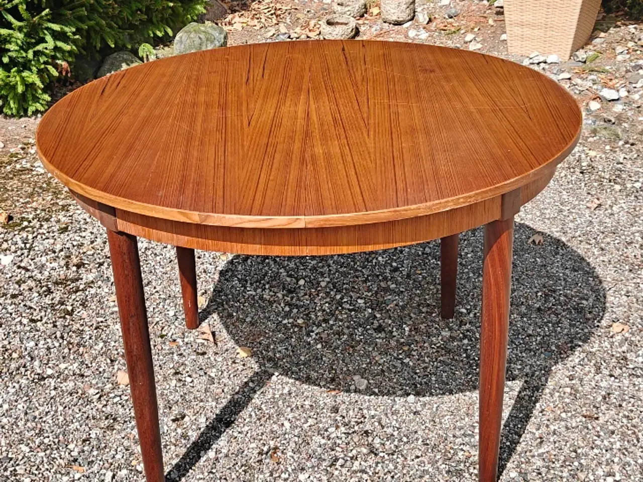 Billede 1 - Rundt teak spisebord m. 2 tillægsplader