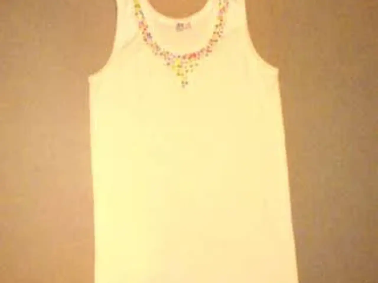 Billede 4 - Hvid top med perler # Unika #