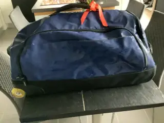Rejsetaske, stor og rummelig og med hjul 