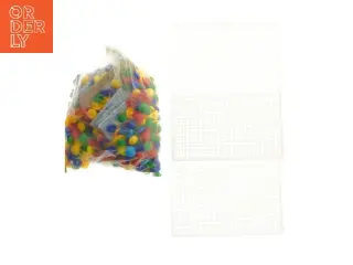 Plastik pixel sæt med farvede brikker (str. 24,5x19,5 cm)