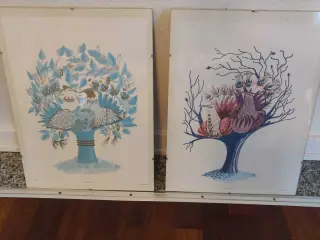 To plakater med trædesign i blå og rosa nuancer