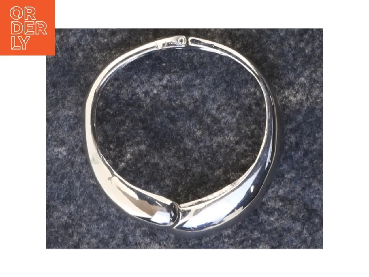 Billede 4 - Sølvfarvet armbånd (str. Ø 6 cm)
