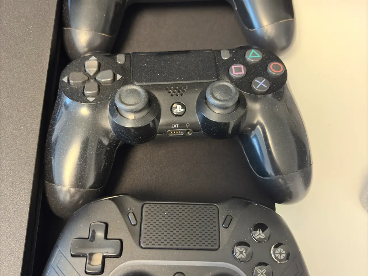 Billede 2 - PS4 med 3 controllere