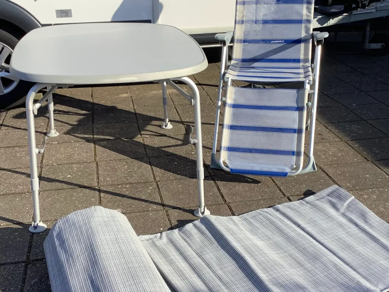 Billede 1 - Camping bord, og liggestol pris fra