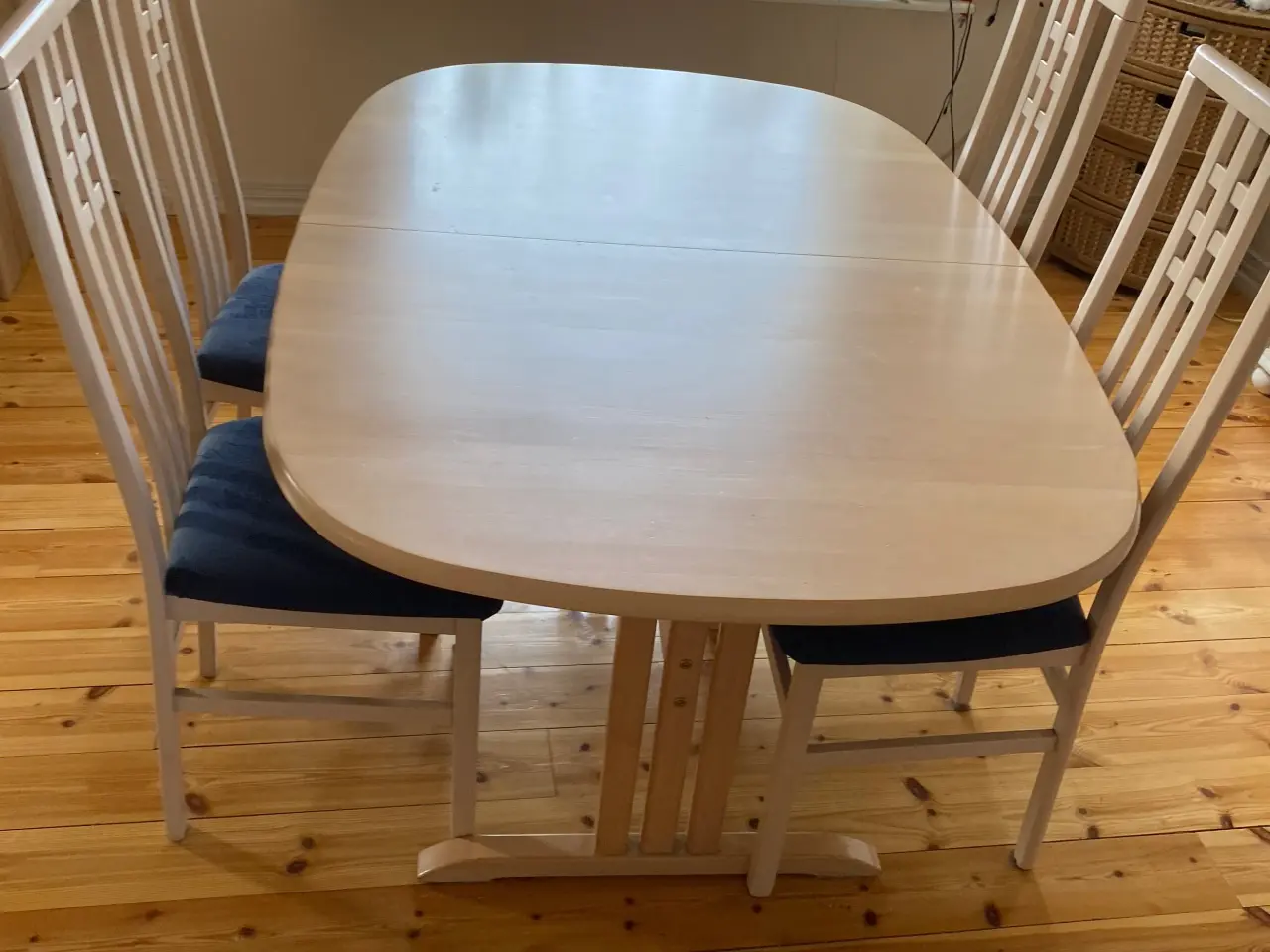 Billede 1 - Spisebord med 6 stole