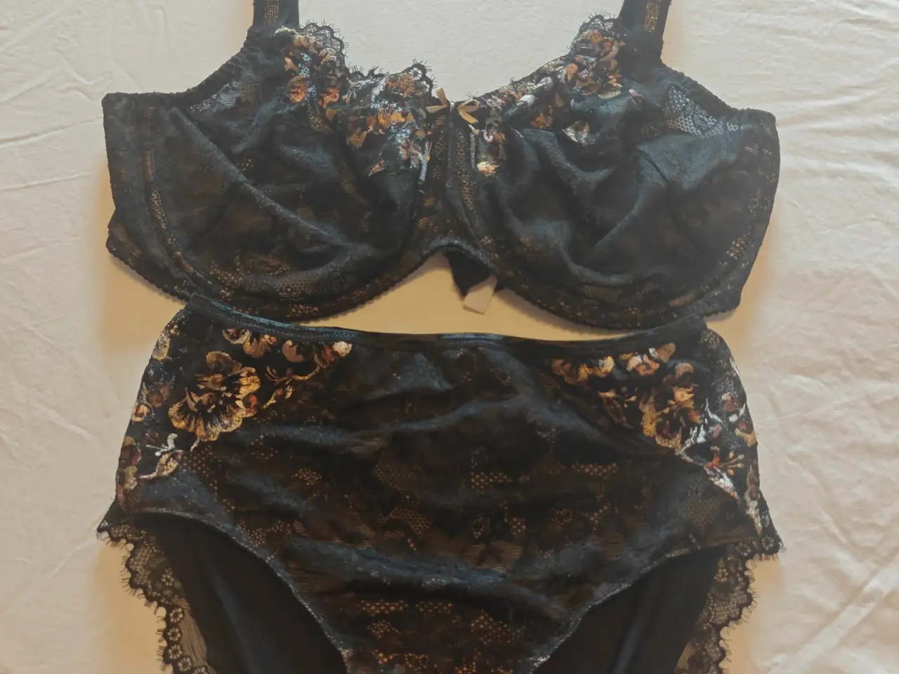 Billede 1 - Flot Primadonna bh sæt 85G/42.