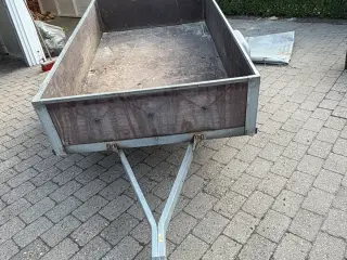 Variant trailer med træbund og stålsider