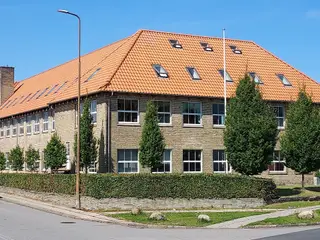 Egeplank. Bjælkekonstruktioner, Søjler – Renoveret med sans for kvalitet! Centralt beliggende! Gode parkeringsforhold