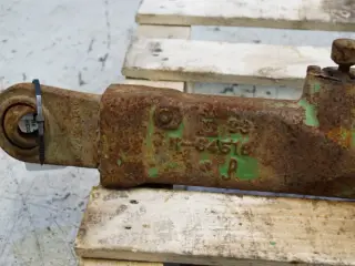 John Deere 4040 R.H Liftarm AR80666