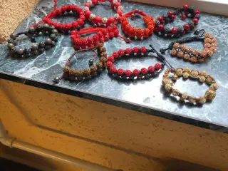 Nye knyttede armbånd