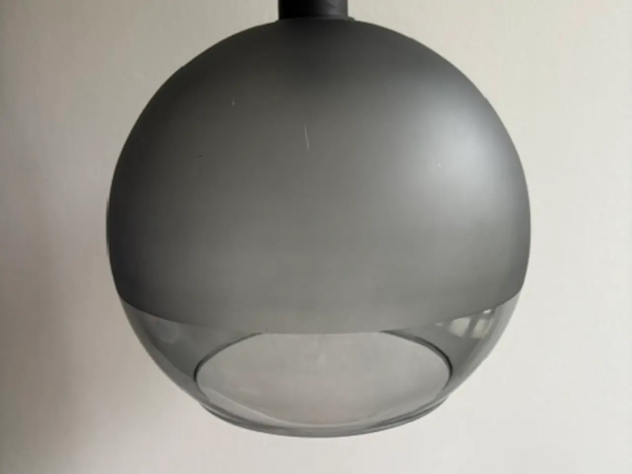 Billede 1 - IKEA kugleformet pendel i røgfarvet glas