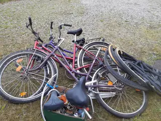 3 gamle cykelstel og diverse reservedele