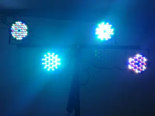 UDLEJES - 4 i en Kraftig LED PAR 36 Speciel RGBW