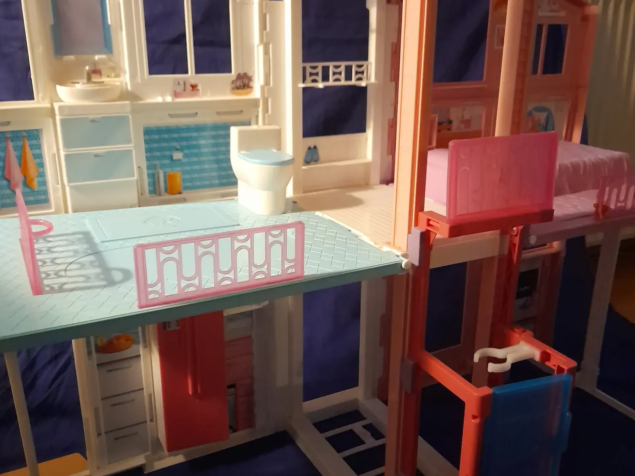 Billede 4 - Foldbar Barbie dukkehus med elevator.