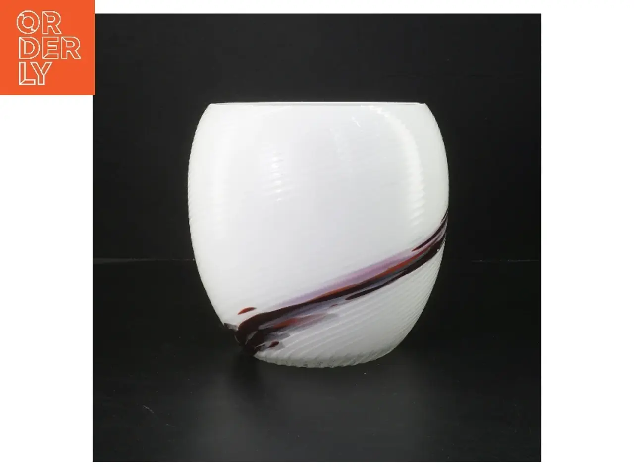 Billede 1 - Hvid vase med farver (str. 18x19 cm)