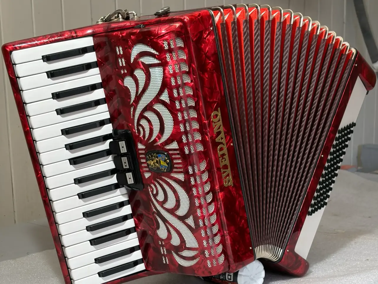 Billede 5 - Flot rød Svadano harmonika – 34 tangenter / 72 bas
