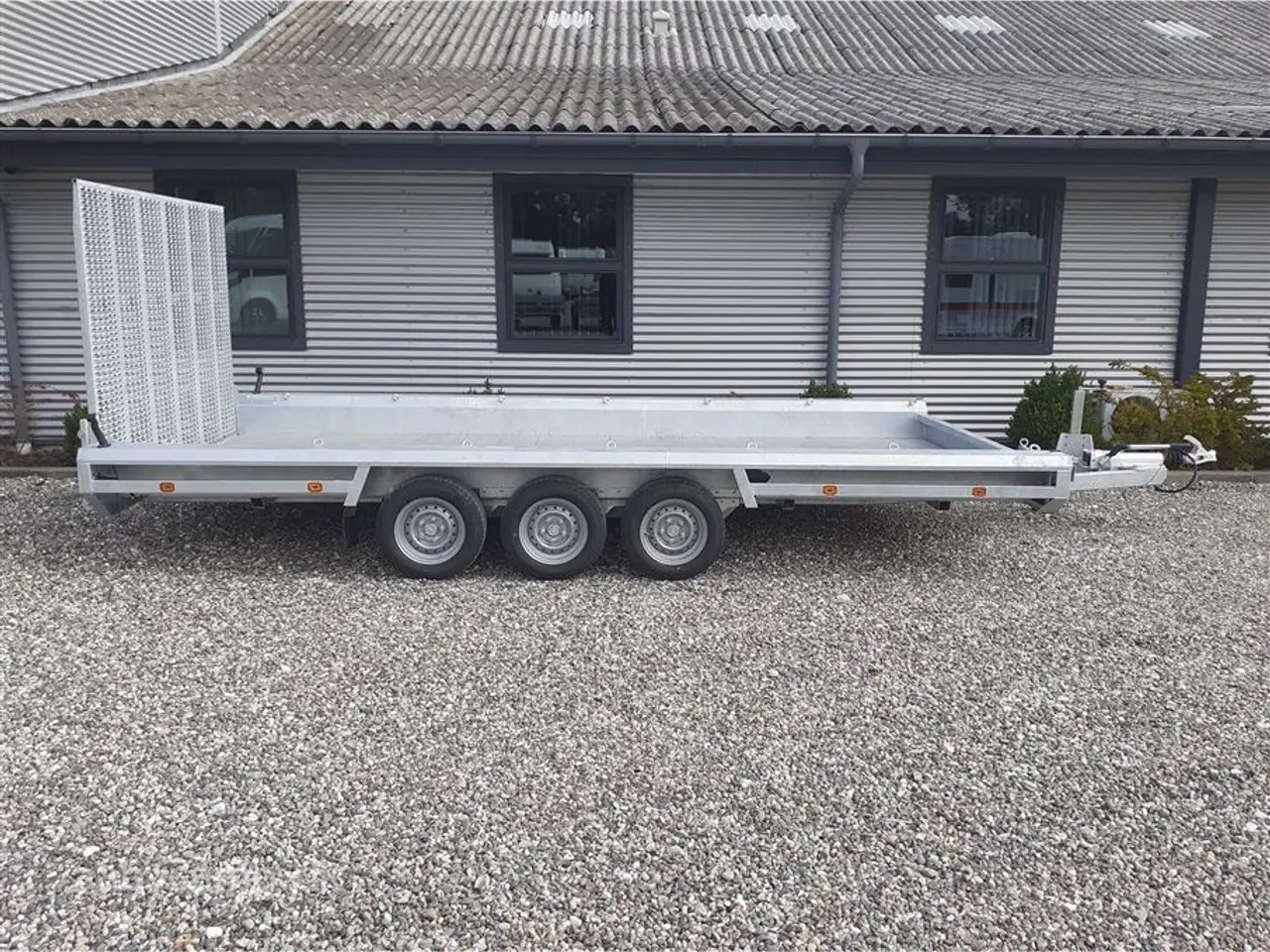 Billede 2 - 0 - Hulco Terrax 3 469x195 stærk og robust maskintrailer. 150 cm rampe. og ekstra lang lad længde. 3 aksler.