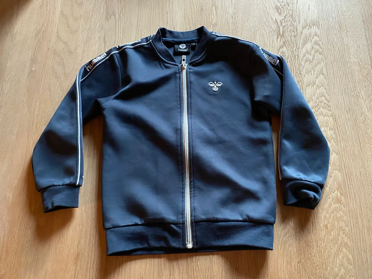 Billede 6 - Skjorte, sorte bukser, vest 110, Hummel jakke 110 