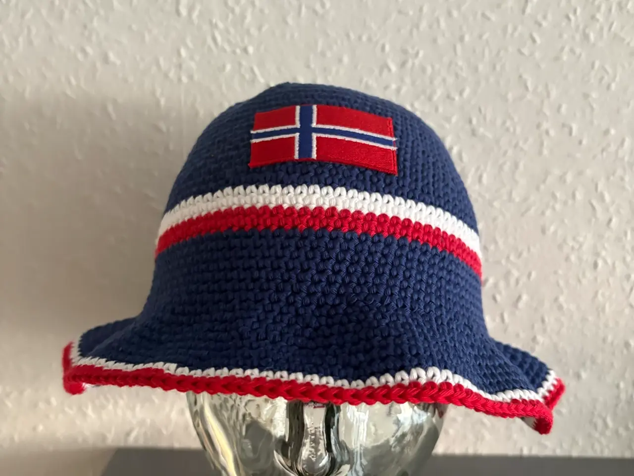 Billede 1 - Hæklet bøllehat med Norges flag