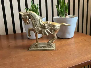 Vintage messing hest med patina.