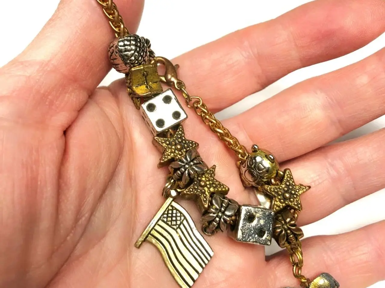 Billede 4 - Charm-armbånd. Armbånd med forskellige led.
