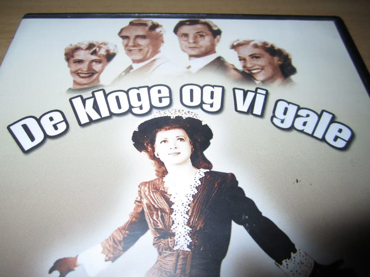 Billede 1 - BYD. Festligt lystspil. DE KLOGE OG VI GALE.