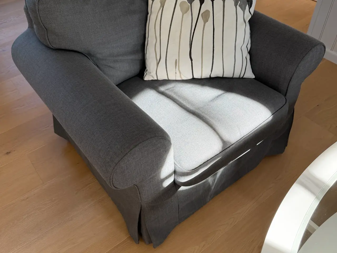Billede 2 - Sofa, 2 stole, puf og glasbord 