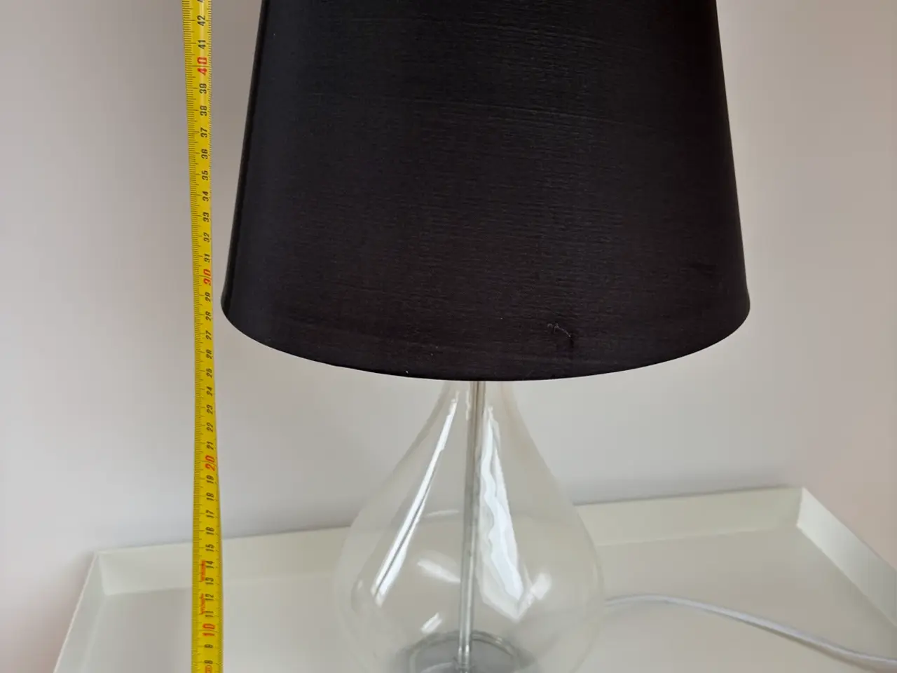 Billede 1 - Stilren bordlampe i glas m/sort skærm