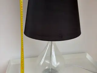 Stilren bordlampe i glas m/sort skærm