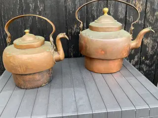 Gamle kobberkedler med patina