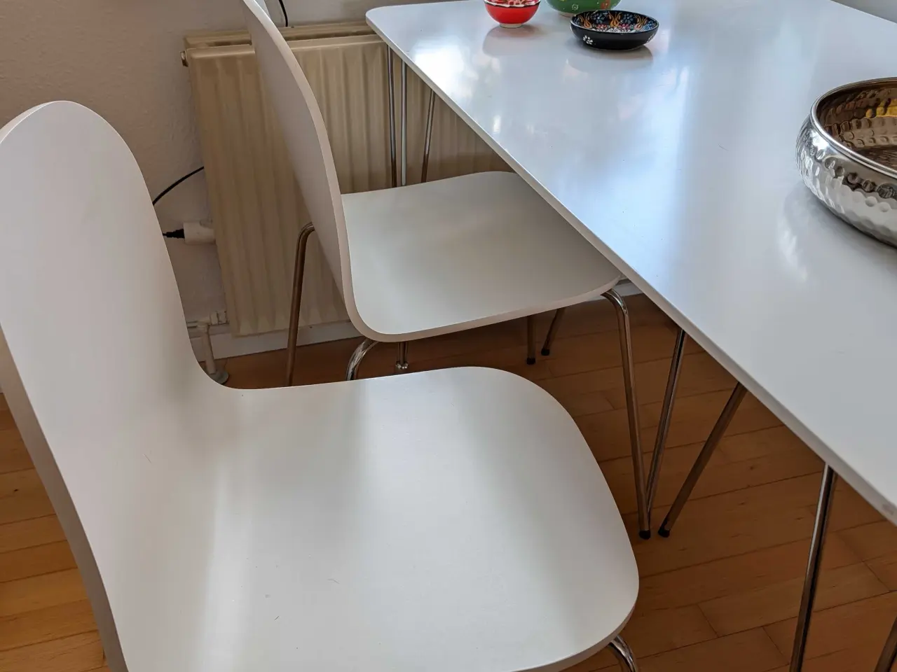 Billede 1 - Hvidt sofabord med 4 stole