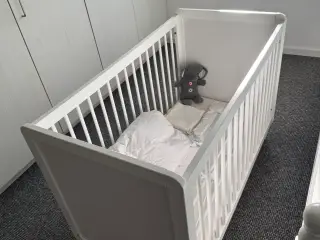 Baby/Børneseng sælges i meget god stand