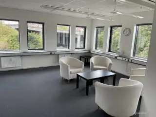 Velbeliggende lejemål til kontor og/eller undervisning i flot stand
