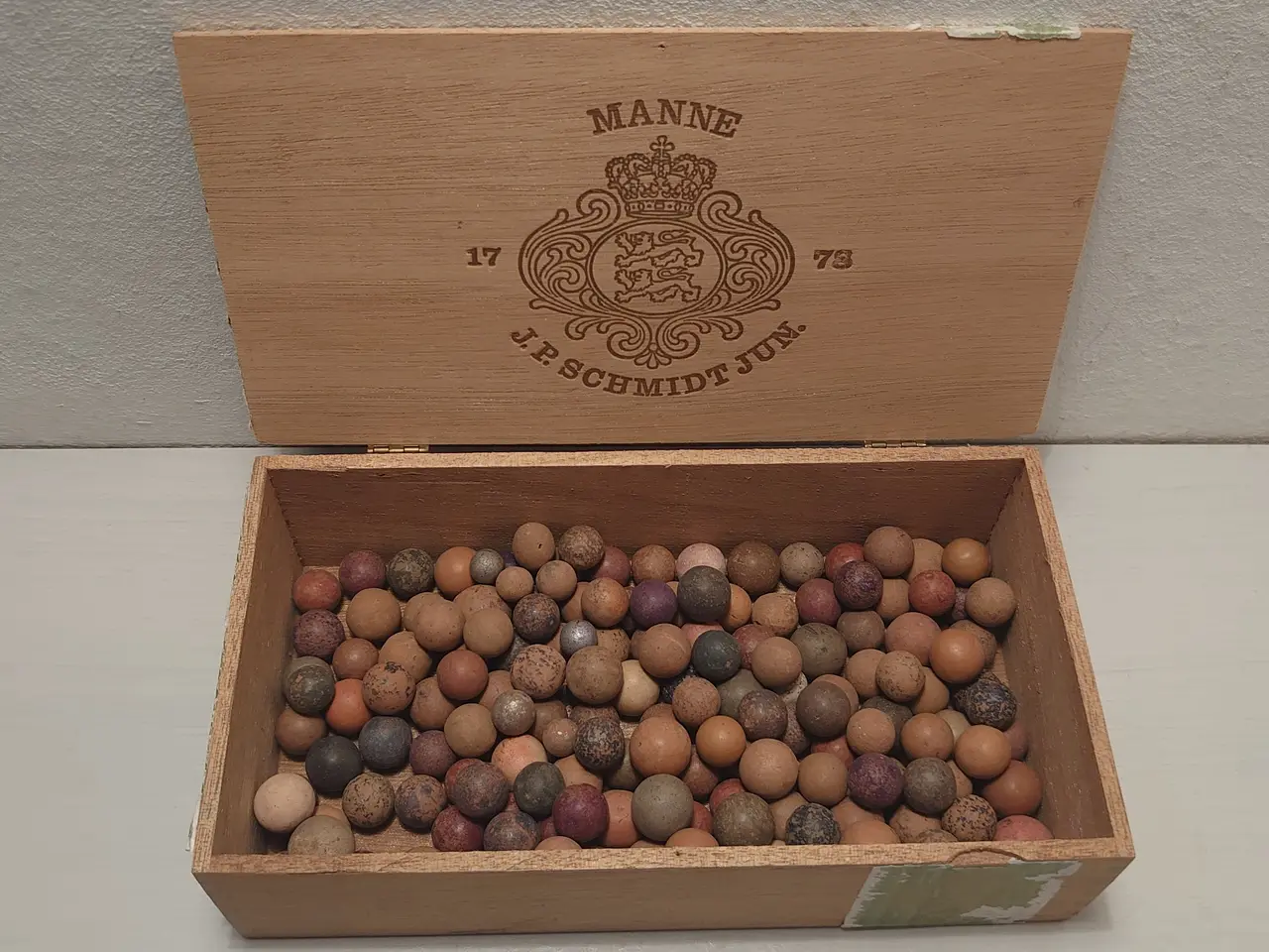 Billede 1 - Ca 400gr. gamle lerkugler i cigarkasse.