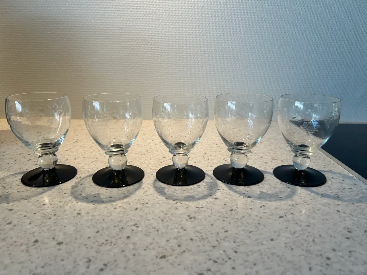 Billede 1 - Holmegaard hvidvinsglas, sort fod, drueslibning
