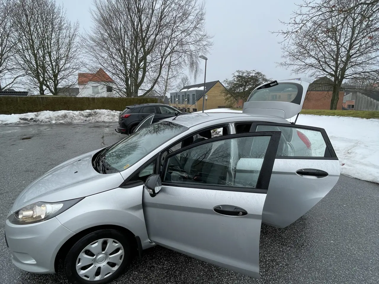 Billede 1 - Økonomisk, lav kilometer god bil